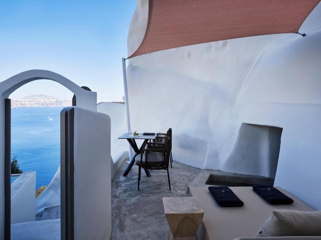 Deluxe Suite with Indoor Hot tub room - Image 2