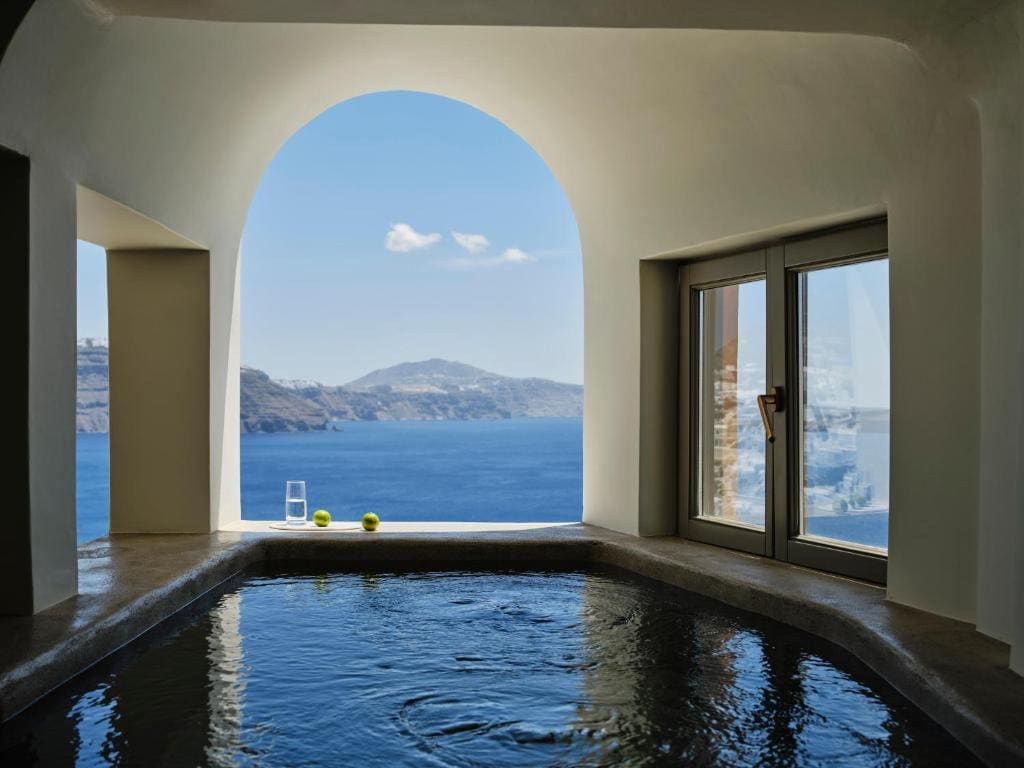 Honeymoon Suite with Outdoor Hot tub room - Image 1