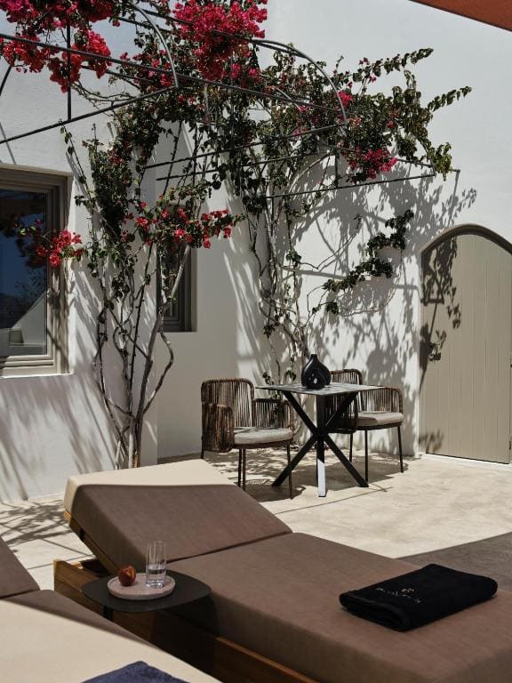 Exceptional Suite with Private Pool and Caldera View room - Image 2