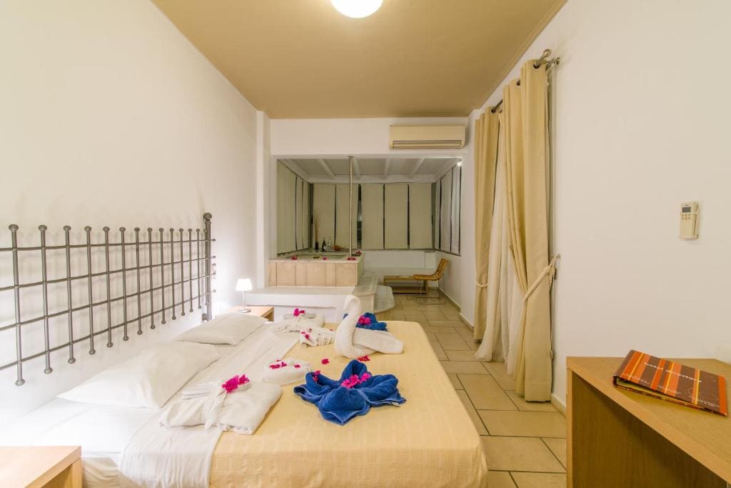 Junior Suite with Indoor Hot Tub room - Image 3