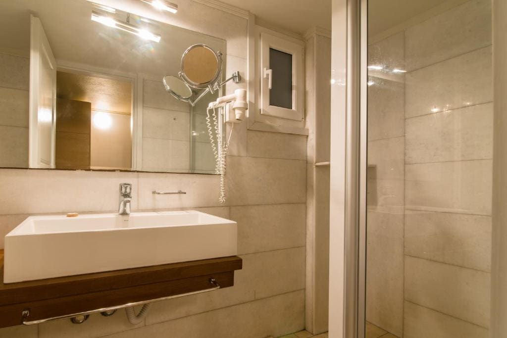 Junior Suite with Indoor Hot Tub room - Image 1