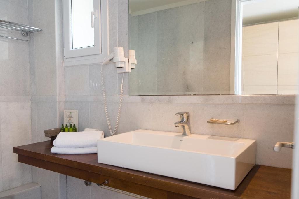 Maisonette with Indoor Hot Tub room - Image 3
