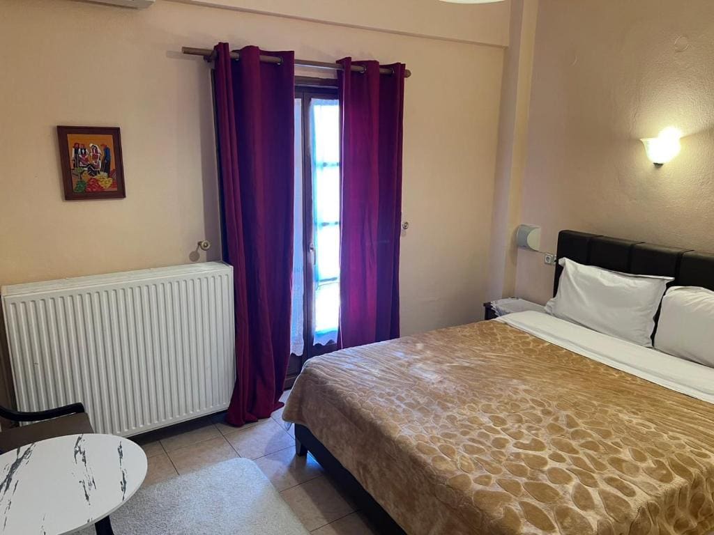 Queen Room with Balcony room - Image 3