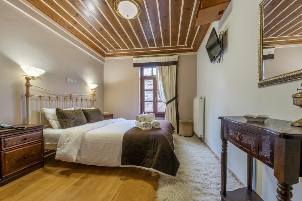 Double or Twin Room with Mountain View room - Image 2
