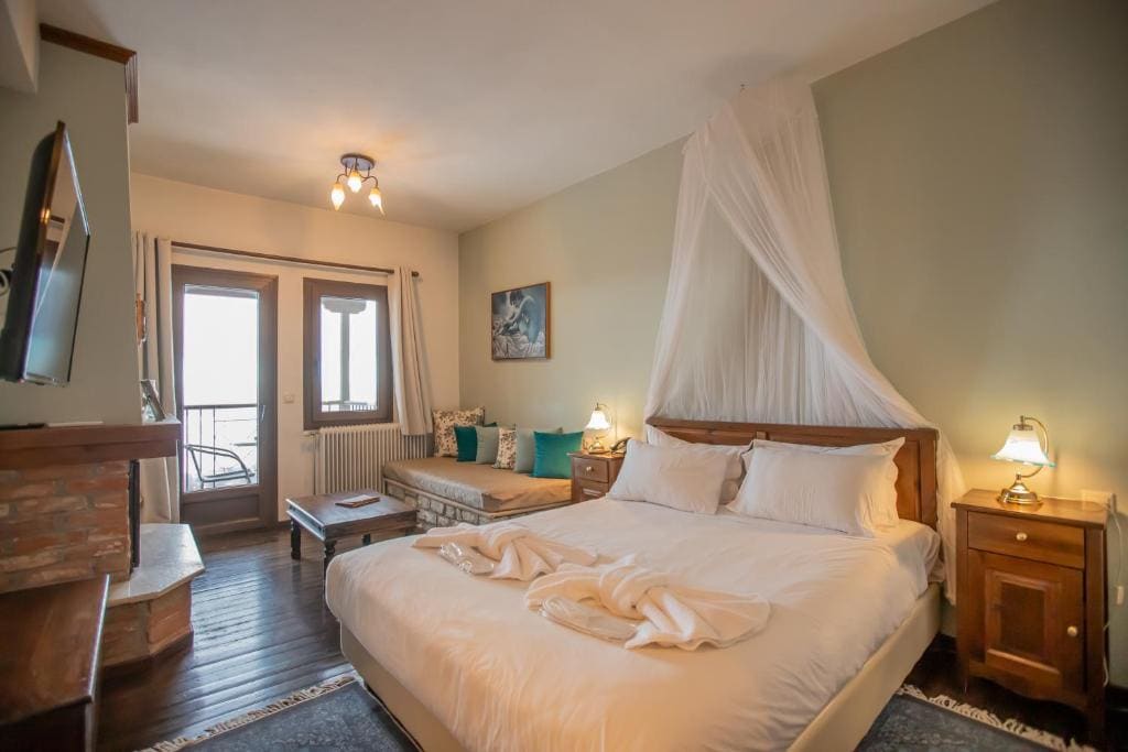 Double Room with Lake View room - Image 3