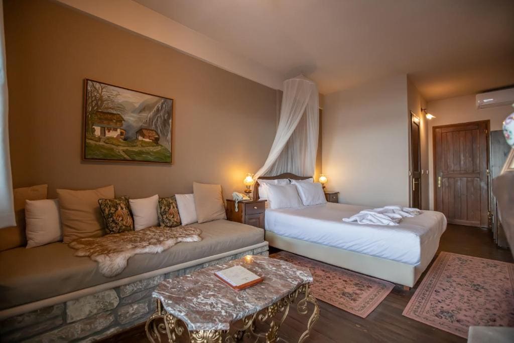 Double Room with Lake View room - Image 2