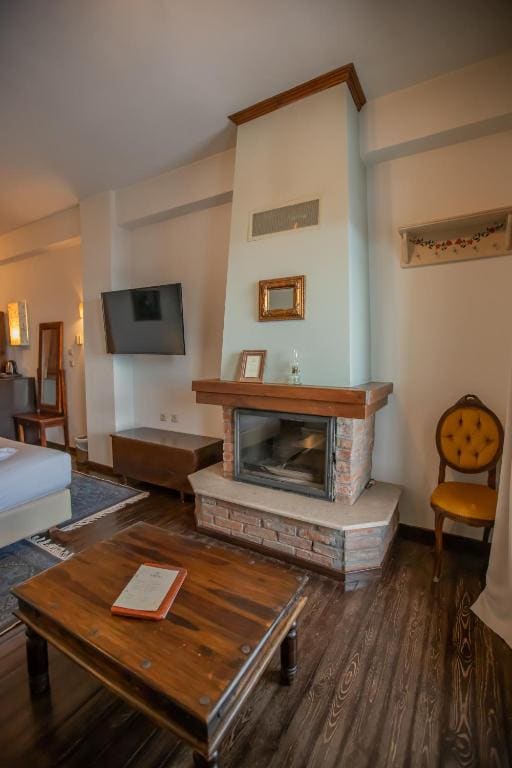Double Room with Lake View room - Image 1