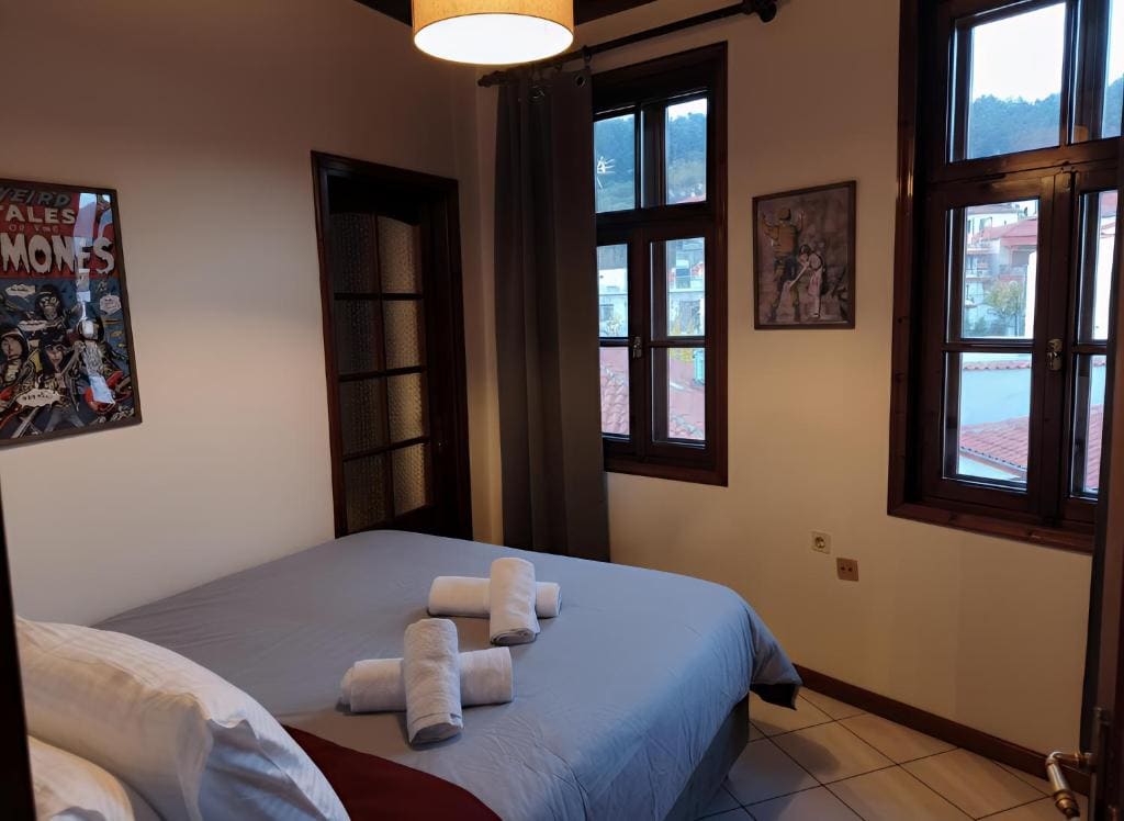 Three-Bedroom Apartment with Mountain View room - Image 1