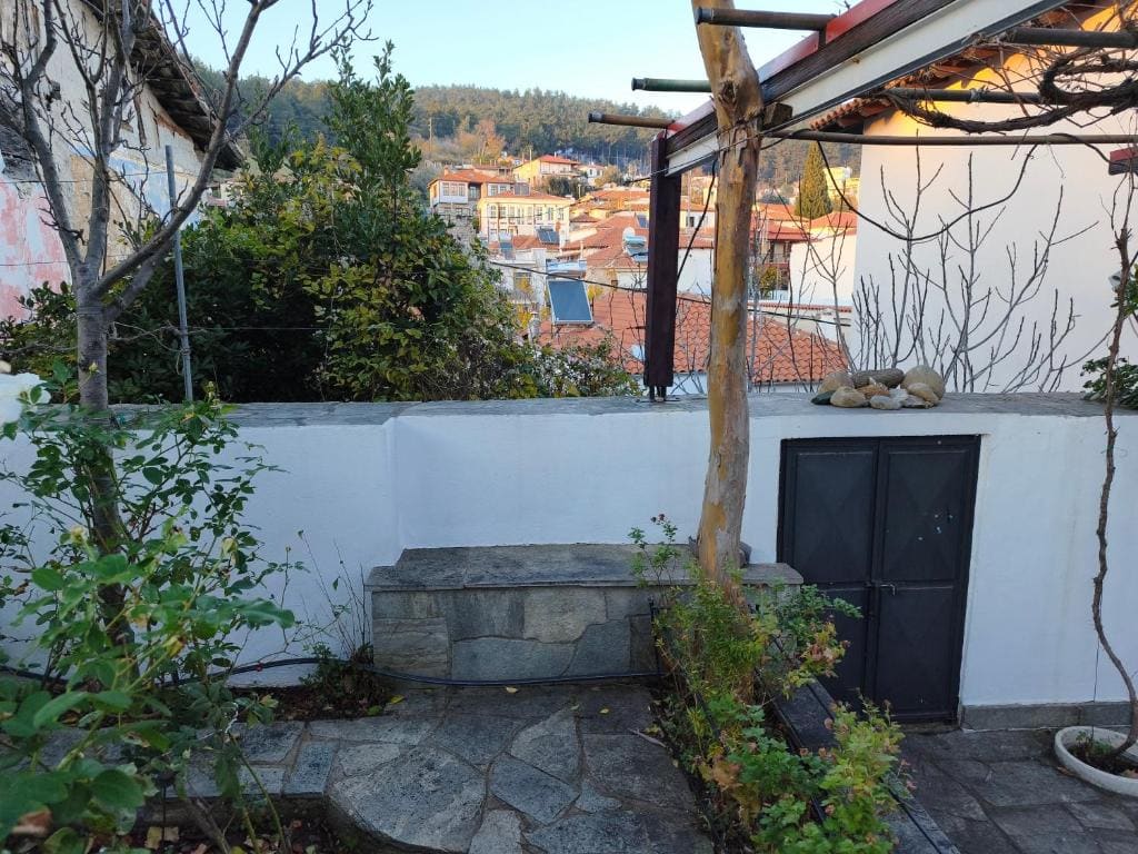 Three-Bedroom Apartment with Mountain View room - Image 3