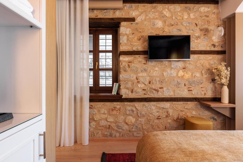 Deluxe Double Room with Shower room - Image 3