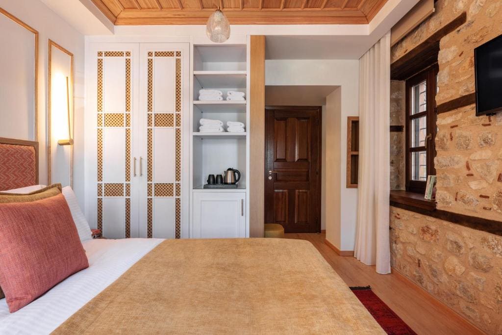 Deluxe Double Room with Shower room - Image 2
