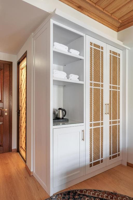 Deluxe Quadruple Room room - Image 1