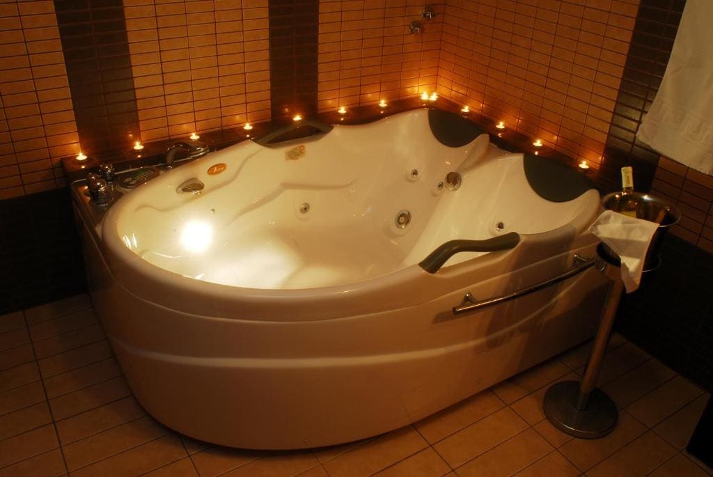 Honeymoon Suite with Spa Bath room - Image 2
