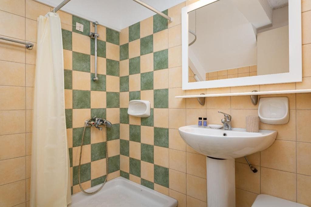 Standard Triple Room room - Image 1