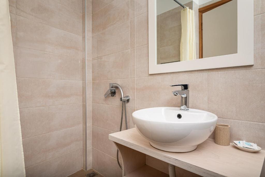 Standard Twin Room room - Image 3