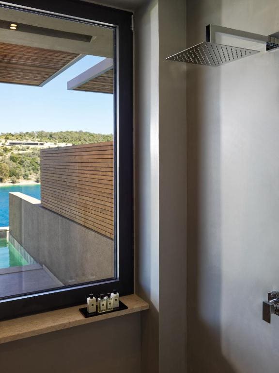 Wow Unobstructed Sea View Suite - Mini Pool room - Image 1