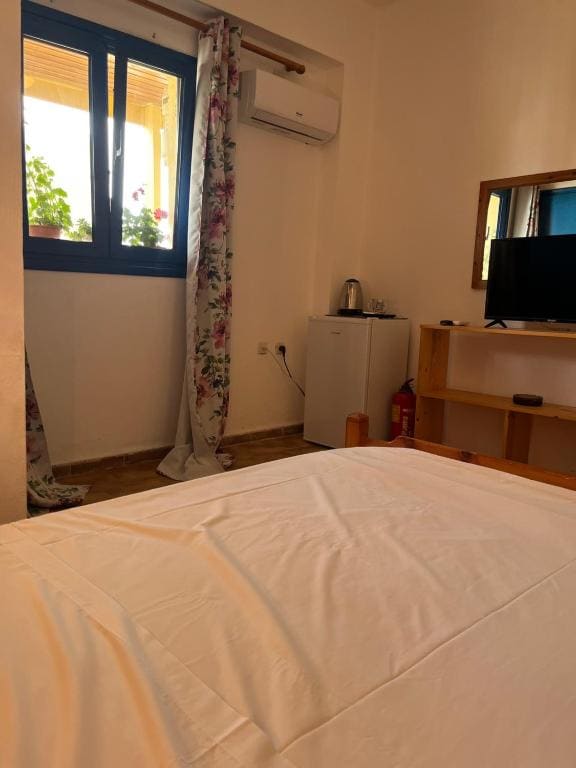 Single Room with Private Bathroom room - Image 2