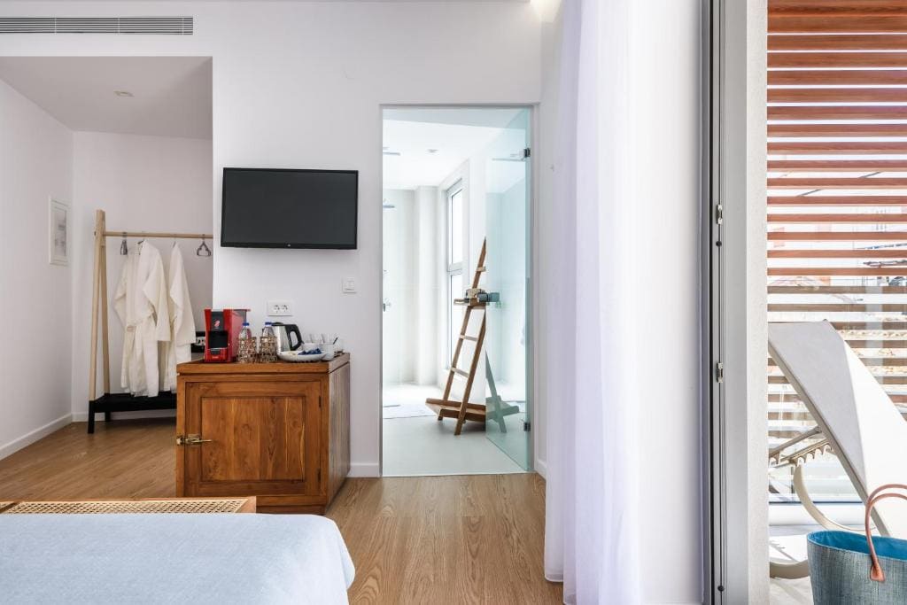 Deluxe Double Room with Balcony room - Image 2