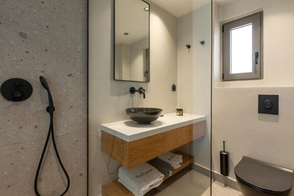 Junior Suite Sea Front with Private Pool room - Image 3