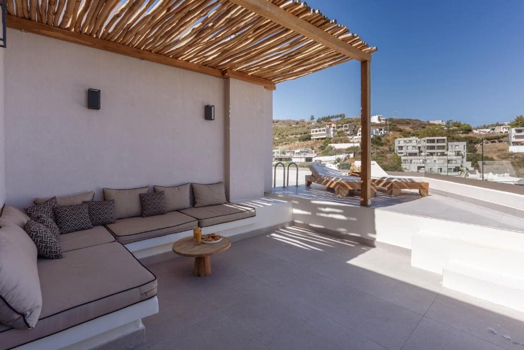 Junior Suite Sea Front with Private Pool room - Image 2
