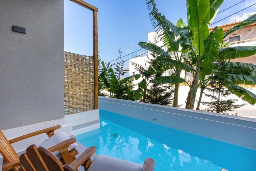 Junior Suite with Garden or Side Sea View & Sharing Pool room - Image 3
