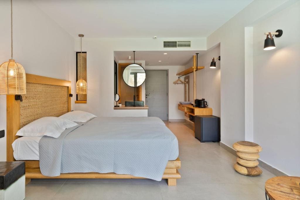 Junior Suite with Garden or Side Sea View room - Image 3