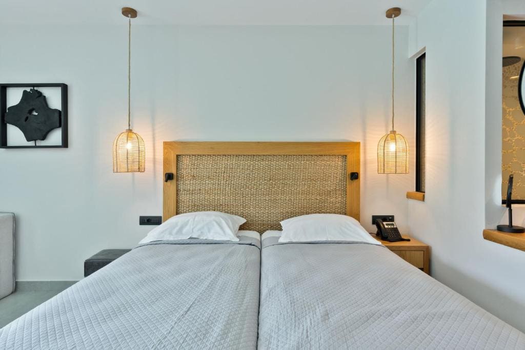 Junior Suite with Garden or Side Sea View room - Image 2