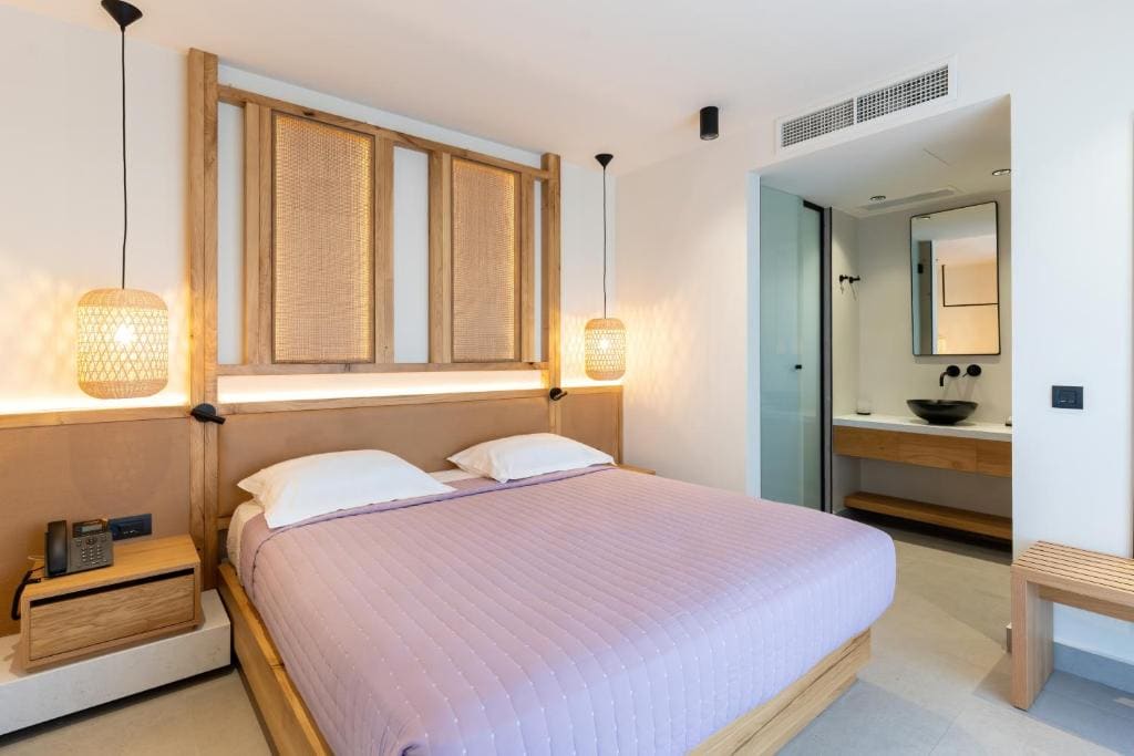 One-Bedroom Suite Sea Front with Private Pool room - Image 1