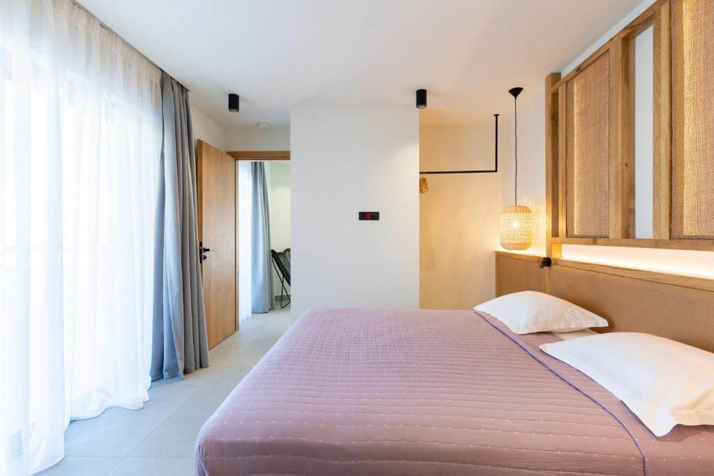 One-Bedroom Suite Sea Front with Private Pool room - Image 2