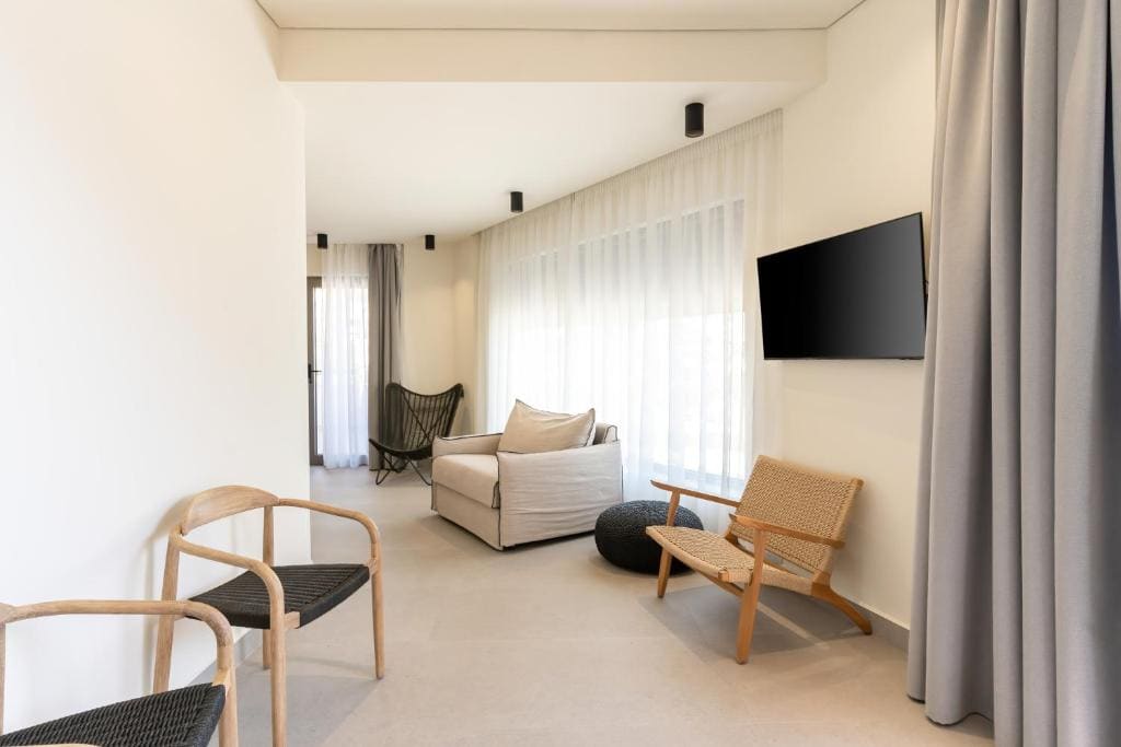 One-Bedroom Suite Sea Front with Private Pool room - Image 3
