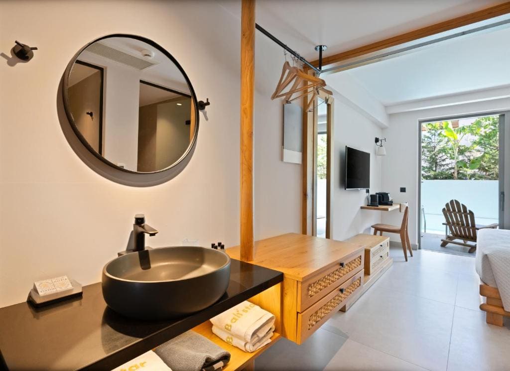 One-Bedroom Suite with Sharing Pool & Side Sea View room - Image 1