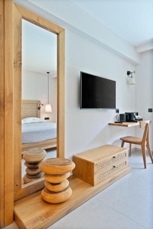 One-Bedroom Suite with Sharing Pool & Side Sea View room - Image 2