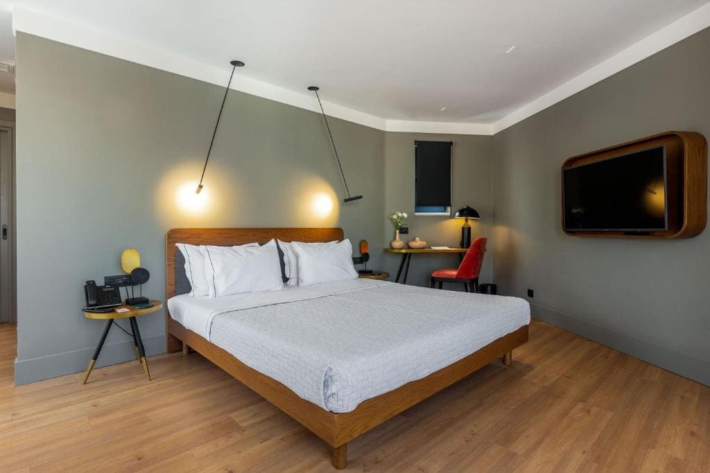 Signature Suite - 4 Person - Balcony - Acropolis View room - Image 2