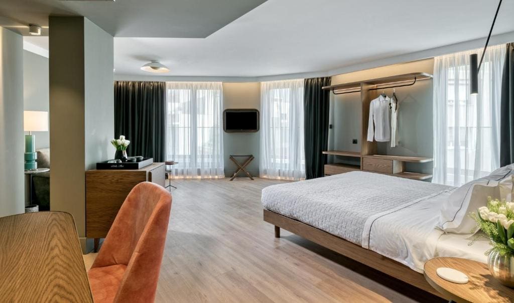 Signature Suite - 4 Person - Balcony - Acropolis View room - Image 1