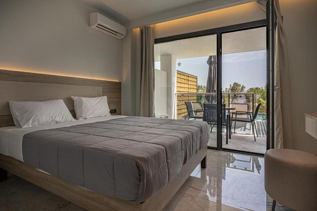 Family Room with Direct Access to Private Pool room - Image 3