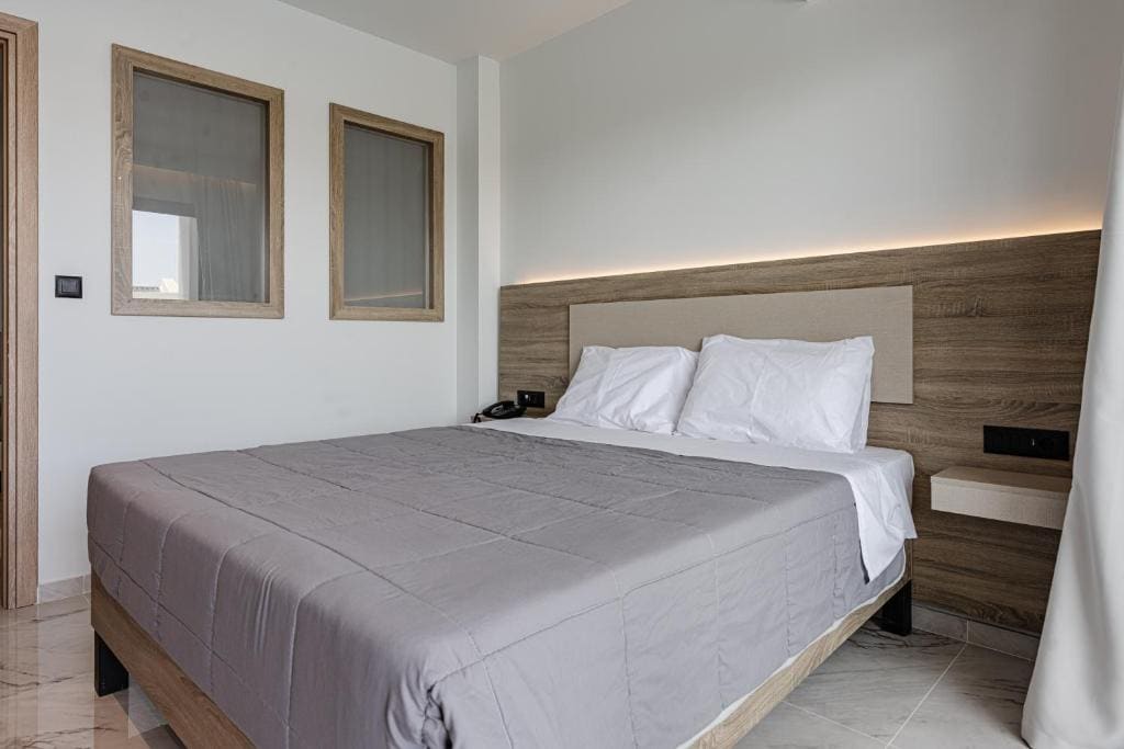 Family Room with Direct Access to Shared Pool room - Image 3