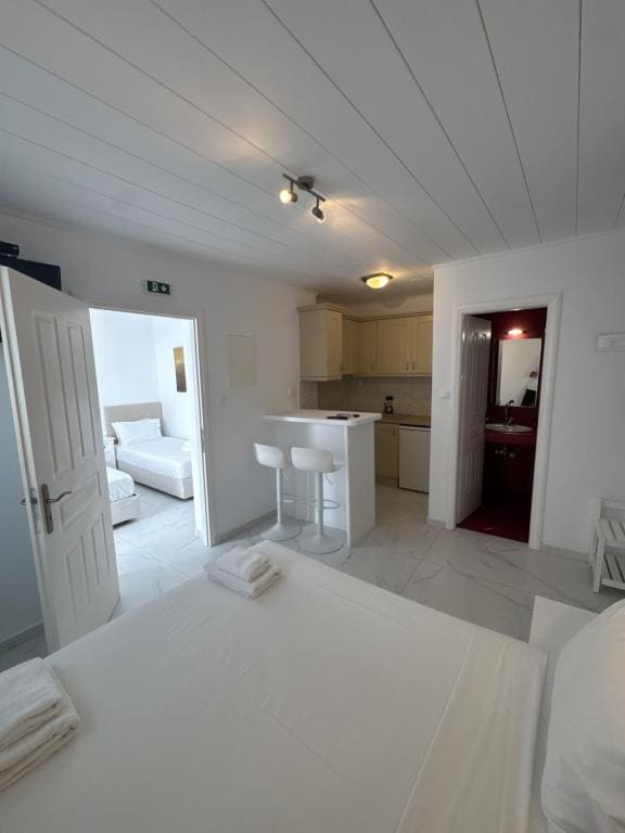 Family Apartment with Garden View room - Image 2