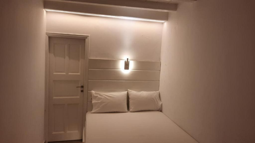 Standard Single Room with Shower room - Image 3