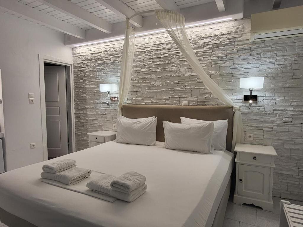 Standard Single Room with Shower room - Image 1