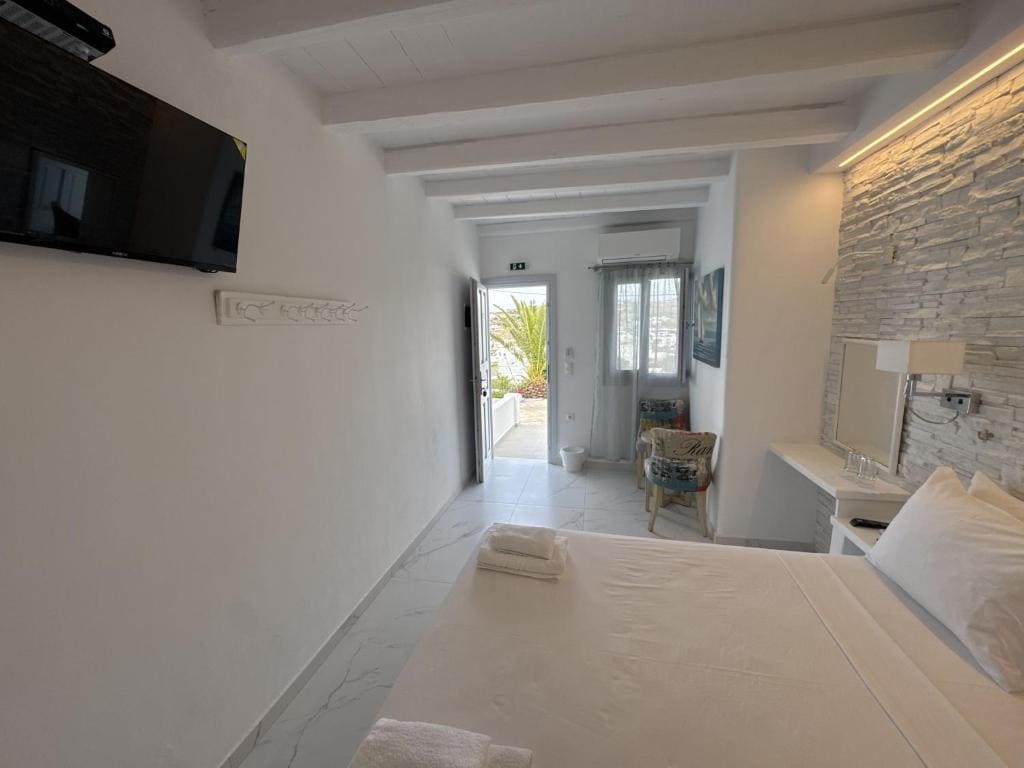 Superior Double or Twin with Βalcony and Partial Sea View room - Image 2