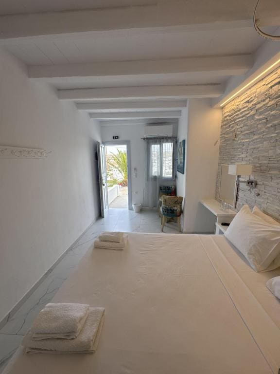 Superior Double or Twin with Βalcony and Partial Sea View room - Image 3
