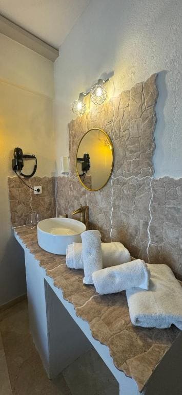 Double Room with Balcony room - Image 2