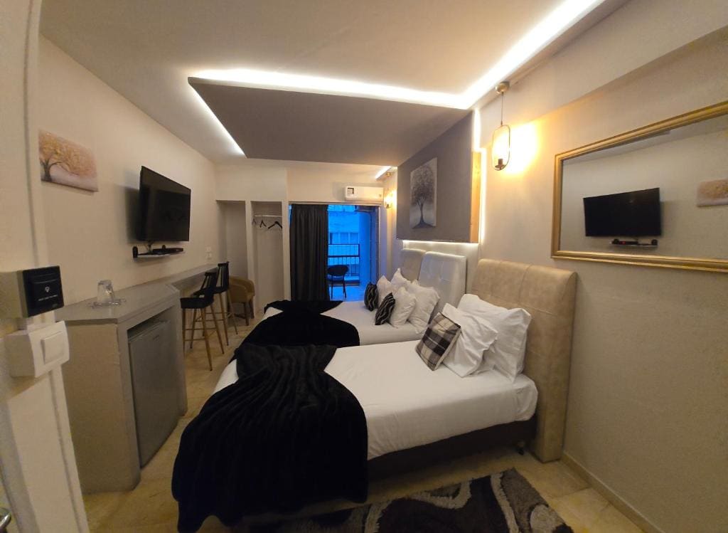 Superior Triple Room room - Image 1