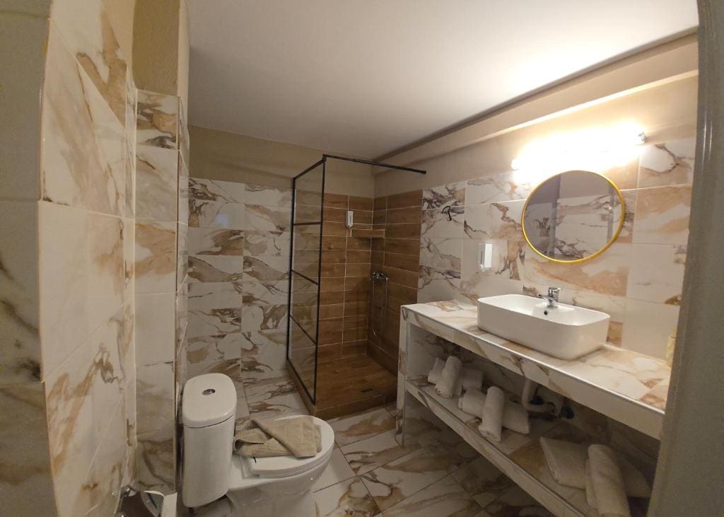 Superior Triple Room room - Image 3