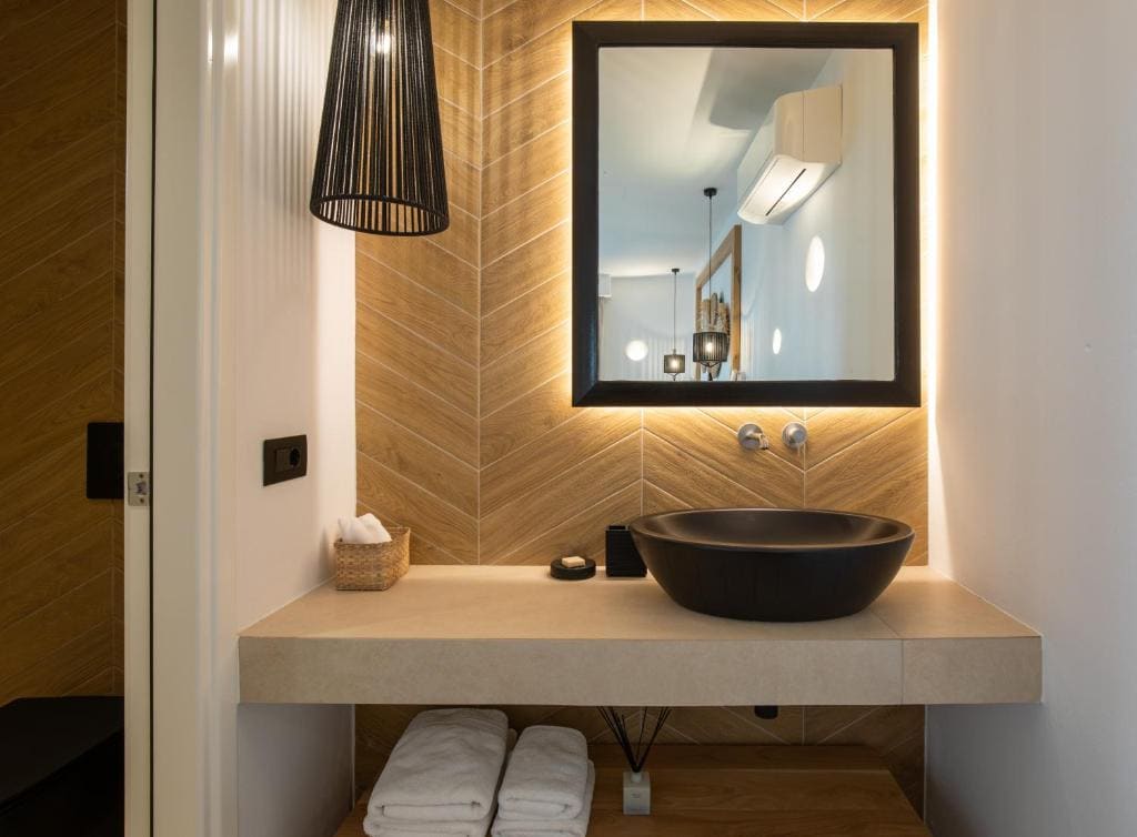 Cozy Double or Twin Room with Common Patio room - Image 3