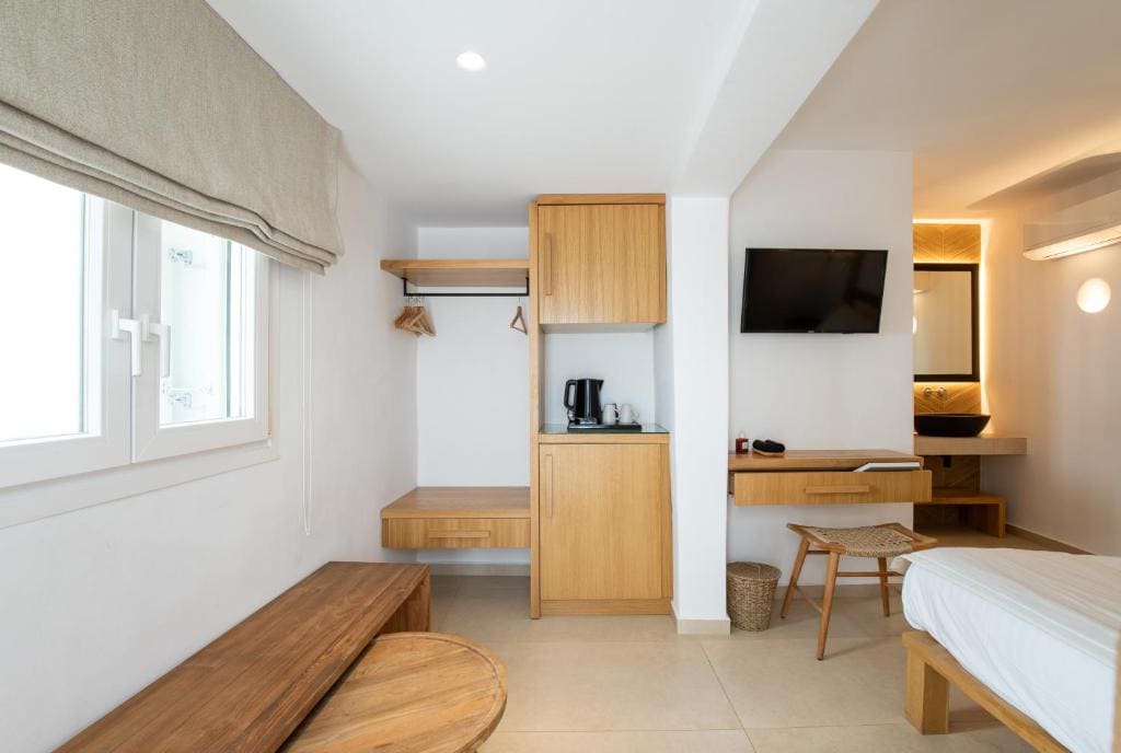 Cozy Double or Twin Room with Common Patio room - Image 2