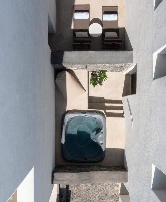 Deluxe Suite with Sea View and Outdoor Hot tub room - Image 3