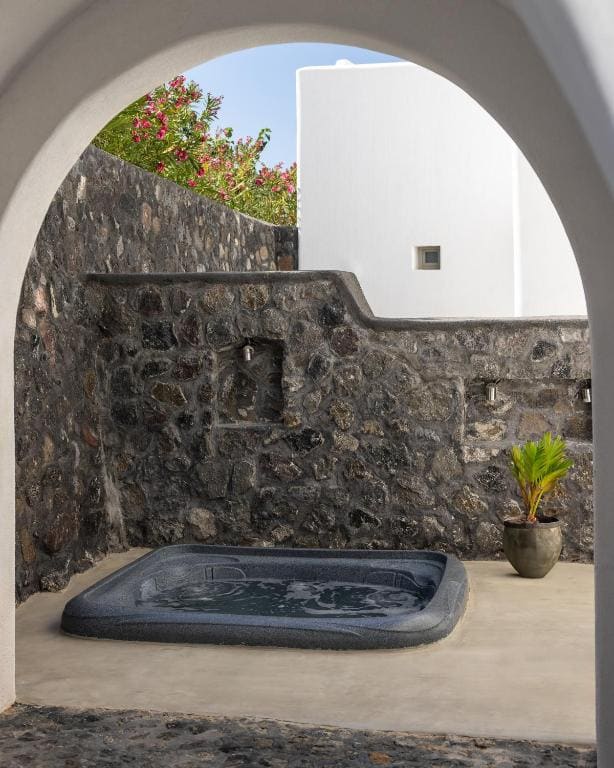 Deluxe Suite with Sea View and Outdoor Hot tub room - Image 1