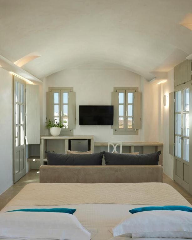 Superior Suite with Sea View and Outdoor Hot tub room - Image 1