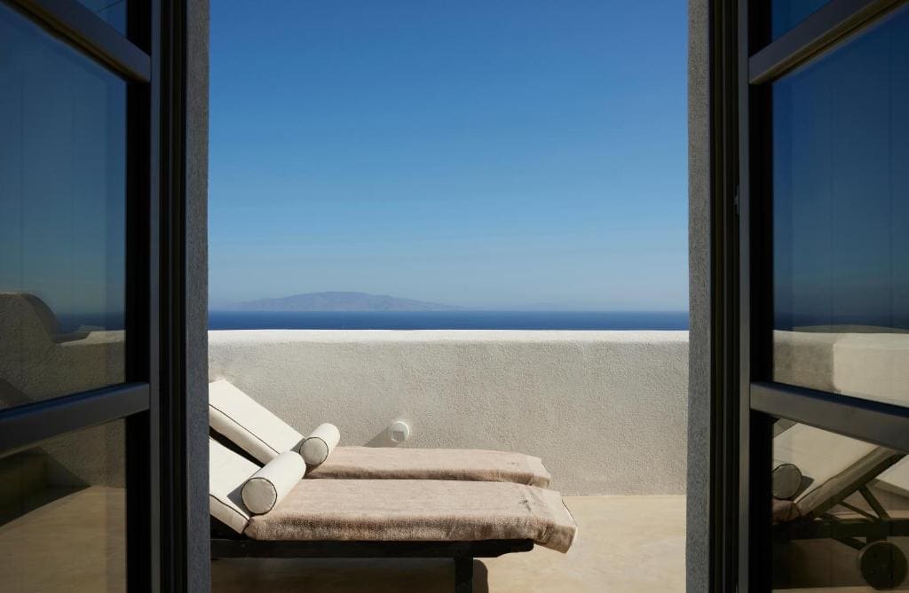 Superior Suite with Sea View and Outdoor Hot tub room - Image 3